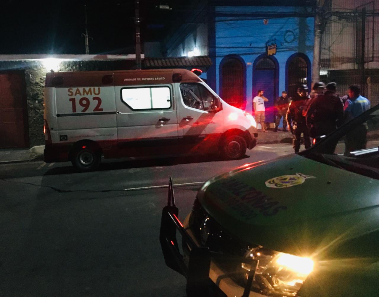 Suspeito de assalto morre e idosos são liberados após horas de negociação em Manaus