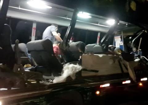 Vídeos mostram agonia de feridos após acidente entre micro-ônibus e carreta na AM-010