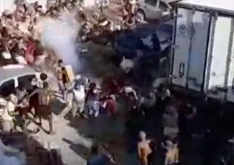 Em cena apocalíptica, multidão é flagrada saqueando caminhão de carne