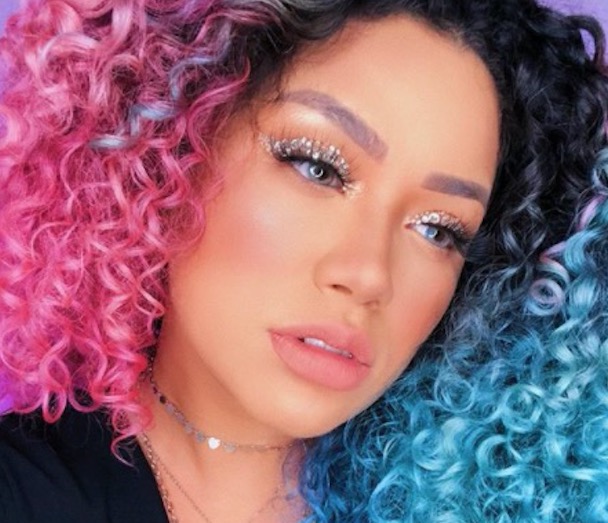 Aos prantos, influencer Carol Martins relata que teve casa assaltada enquanto dormia