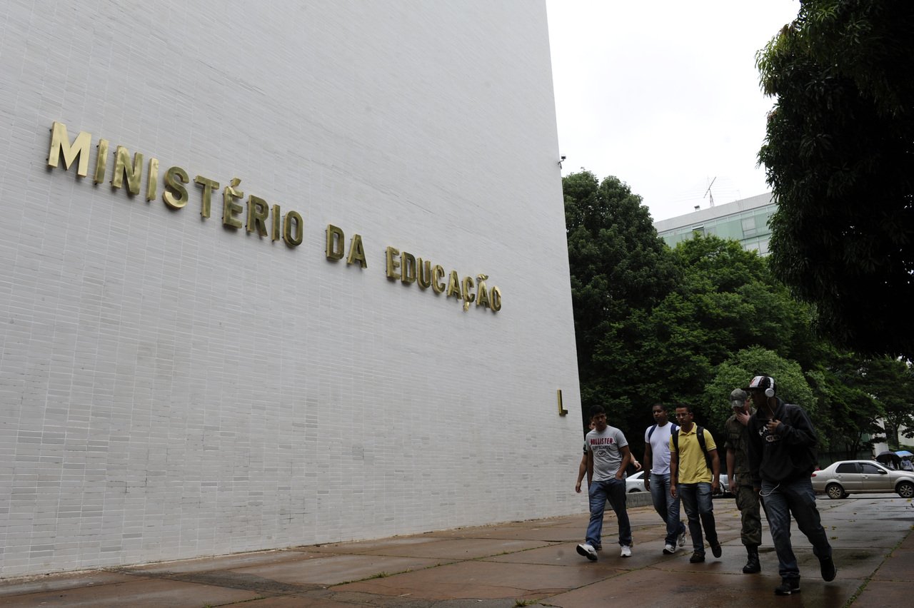 Bolsonaro dá detalhes sobre o novo Ministro da Educação que será anunciado na sexta
