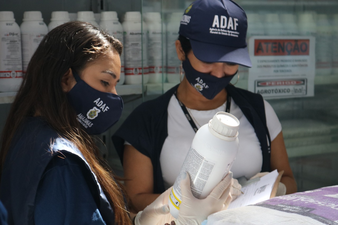 Equipe da Adaf faz fiscalização de produtos agrotóxicos em Manaus
