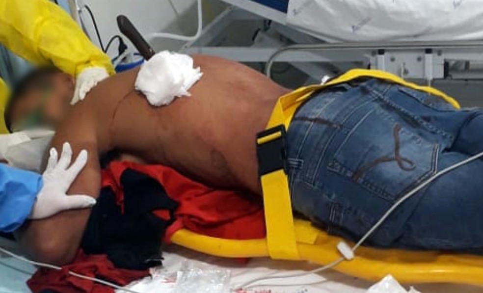 Suspeita crava faca nas costas de marido após buscá-lo em festa