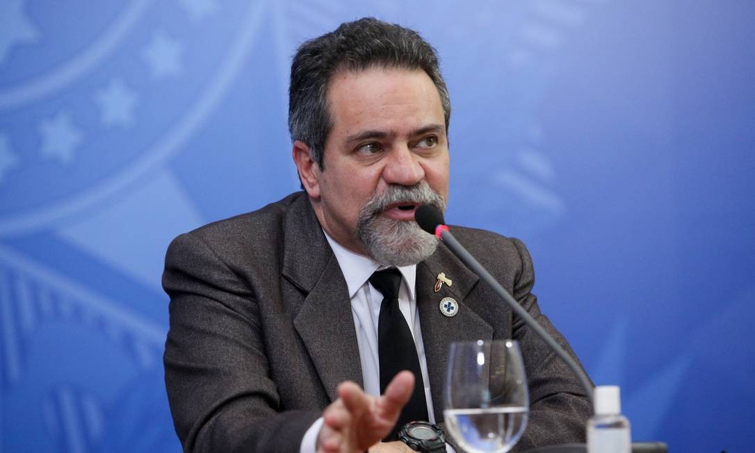 Secretário da Saúde, Élcio Franco expulsa garçom durante reunião