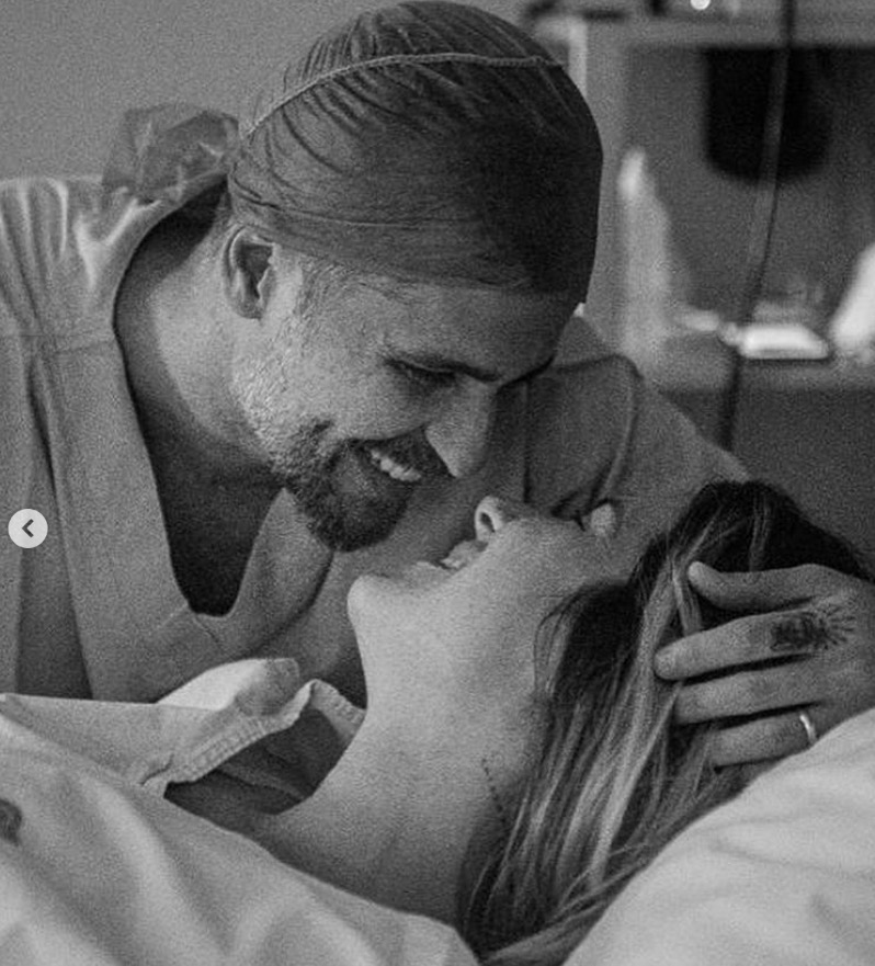 Bruno Gagliasso e Giovanna Ewbank levam fotógrafa para sala de parto e causam polêmica