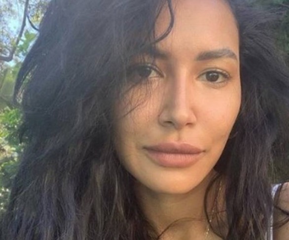Mãe de Naya Rivera aparece ajoelhada em frente ao lago onde atriz desapareceu