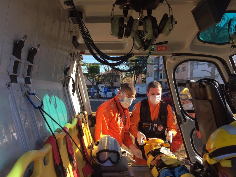 Criança de 2 anos é socorrida por helicóptero após ser atropelada por caminhão