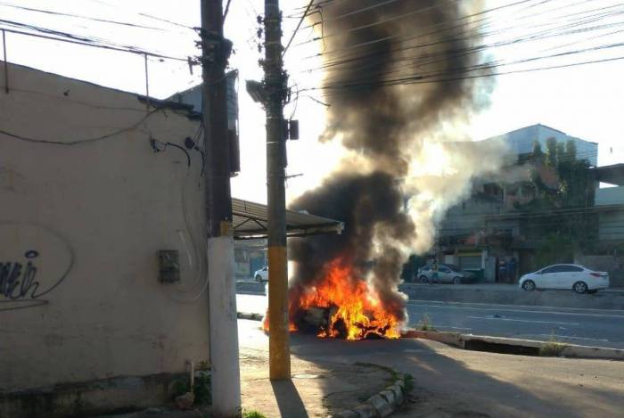 Casal é encontrado morto dentro de carro em chamas 