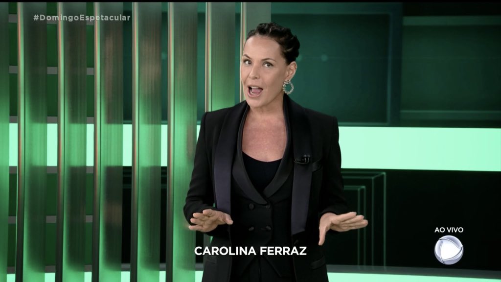 Carolina Ferraz estreia no Domingo Espetacular e web reage