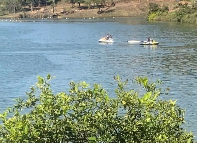 Jovem tem couro cabeludo arrancado após ser sugado por turbina de jet ski 