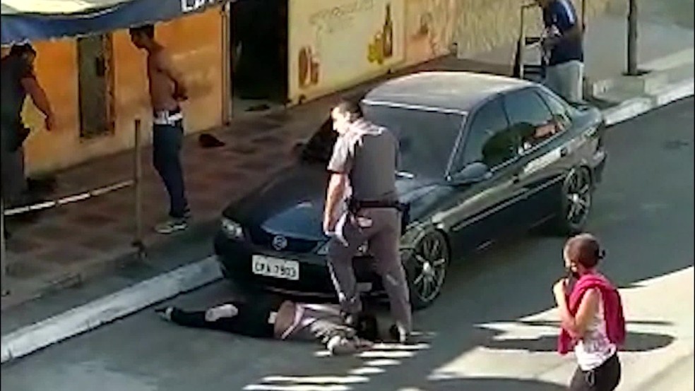 PMs que pisoteraram pescoço de mulher negra são afastados do cargo