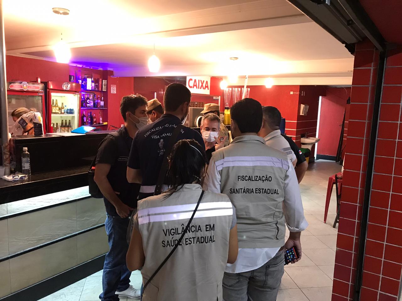 18 bares e flutuantes são fechados por descumprirem decreto em Manaus