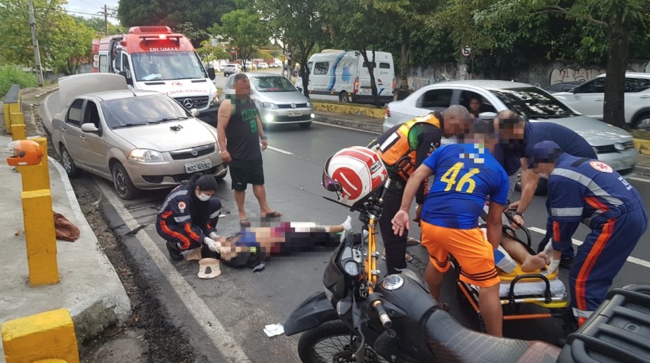 Casal fica ferido ao cair de motocicleta e ser atropelado por carro em Manaus