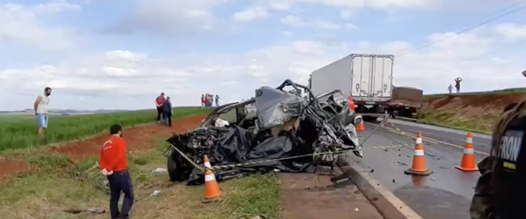 Após matar pai a facadas, filho foge de carro e morre em acidente na estrada 