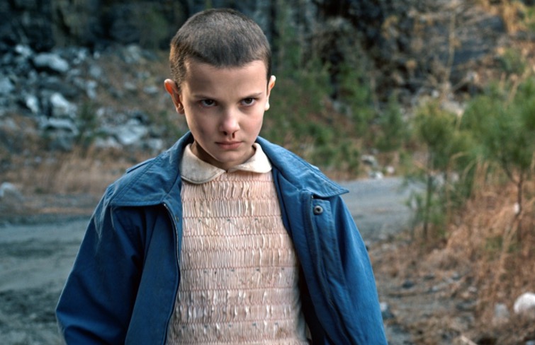 Millie Bobby Brown choca fãs com novo visual em Enola Holmes