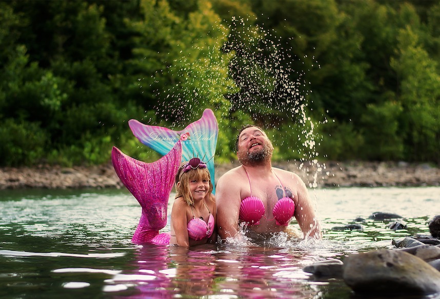 Homem se fantasia de sereia para atender pedido da filha e fotos viralizam 