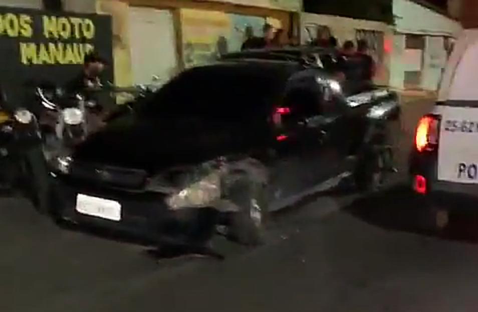 Supostamente embriagado, homem causa grave acidente em Manaus e foge