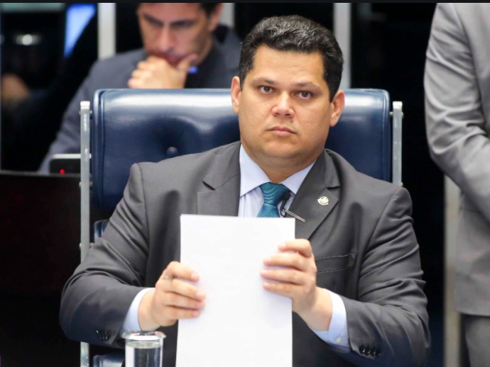 Alcolumbre desconfia que teve celular hackeado após aprovação do projeto contra fake news