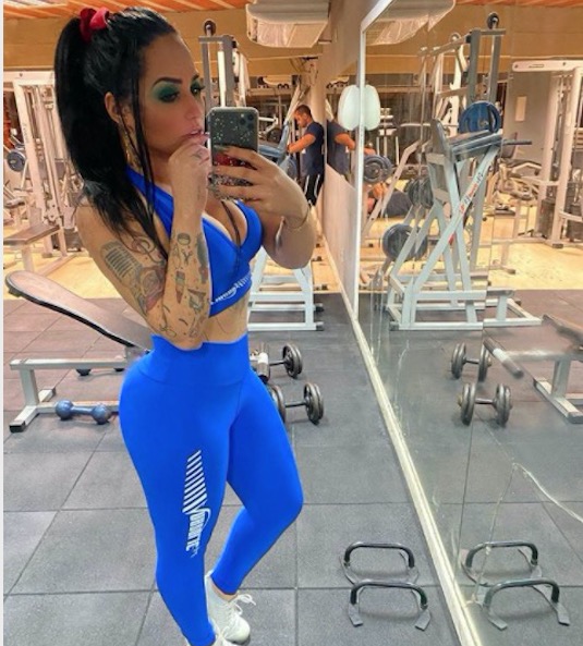 Perla se irrita com críticas por usar maquiagem durante treino e manda recado 