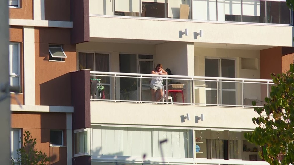 Mulher de Fabrício Queiroz tem 24h para colocar tornozeleira eletrônica 