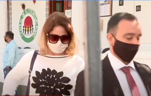 Após ser intimada, esposa de Queiroz coloca tornozeleira eletrônica