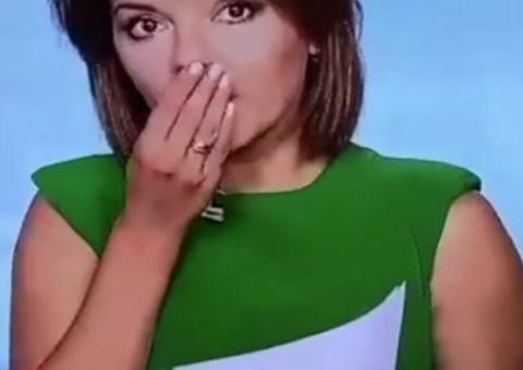 Ao vivo, apresentadora perde dente durante jornal e tem reação inesperada 