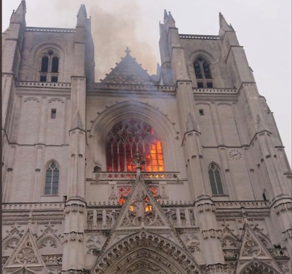Incêndio destrói parte de catedral na França