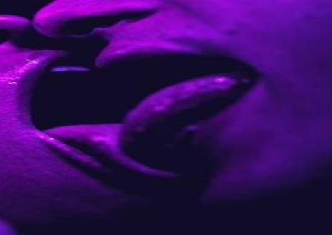 'Boca a Boca', da Netflix, estreia nesta sexta com história de um vírus transmitido pelo beijo