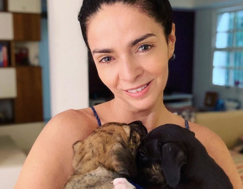 Claudia Ohana devolve 2 cachorrinhos após adoção e é detonada por internautas