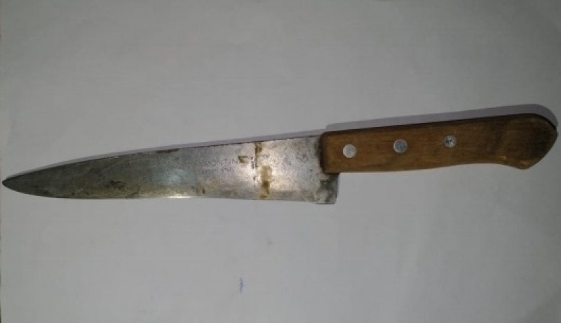 Homem dá facadas em pescoço de jovem que recusou beijá-lo