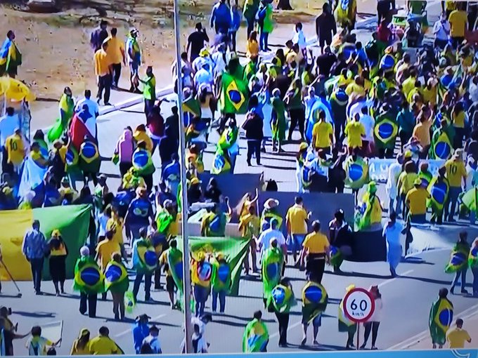 Sem máscaras e aglomerados, populares fazem protesto pró-Bolsonaro em Brasília
