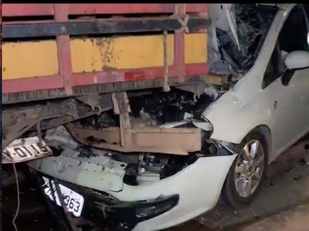 Carro para embaixo de caminhão durante grave acidente em avenida de Manaus