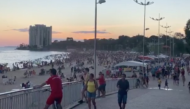 Manauaras ignoram coronavírus e lotam Praia da Ponta Negra