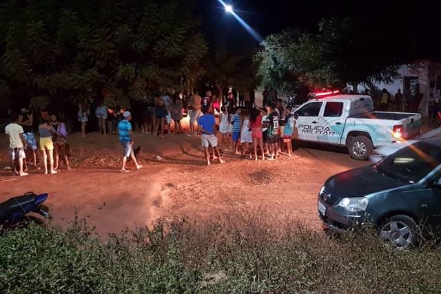 Mulher mata ex-namorado com facada no pescoço dentro de bar