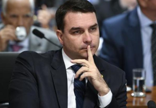 Flávio Bolsonaro depõe ao MPF sobre esquema de rachadinhas