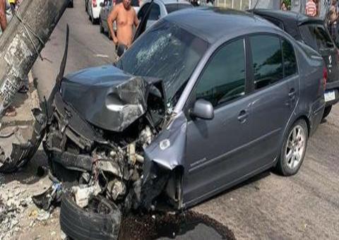 Carro fica destruído em acidente em Manaus 
