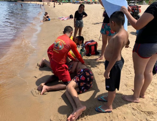 Jovem quase morre afogado ao ir nadar na Ponta Negra