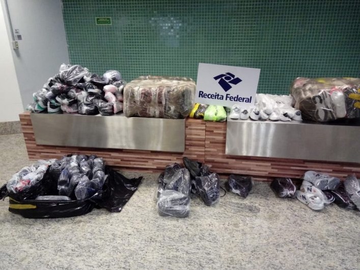 Acessórios para celular e tênis de marca são apreendidos no Aeroporto de Manaus 