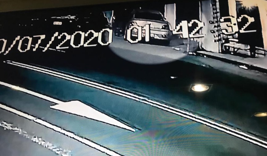 Câmeras flagram homem ateando fogo em carro na frente de oficina em Manaus