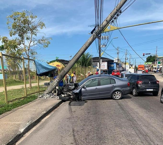 Motorista que destruiu carro em poste na Avenida Brasil estava apostando corrida