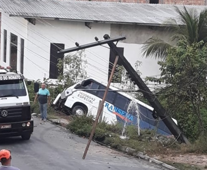 Micro-ônibus arranca poste e invade terreno ao deslizar em ladeira em Manaus
