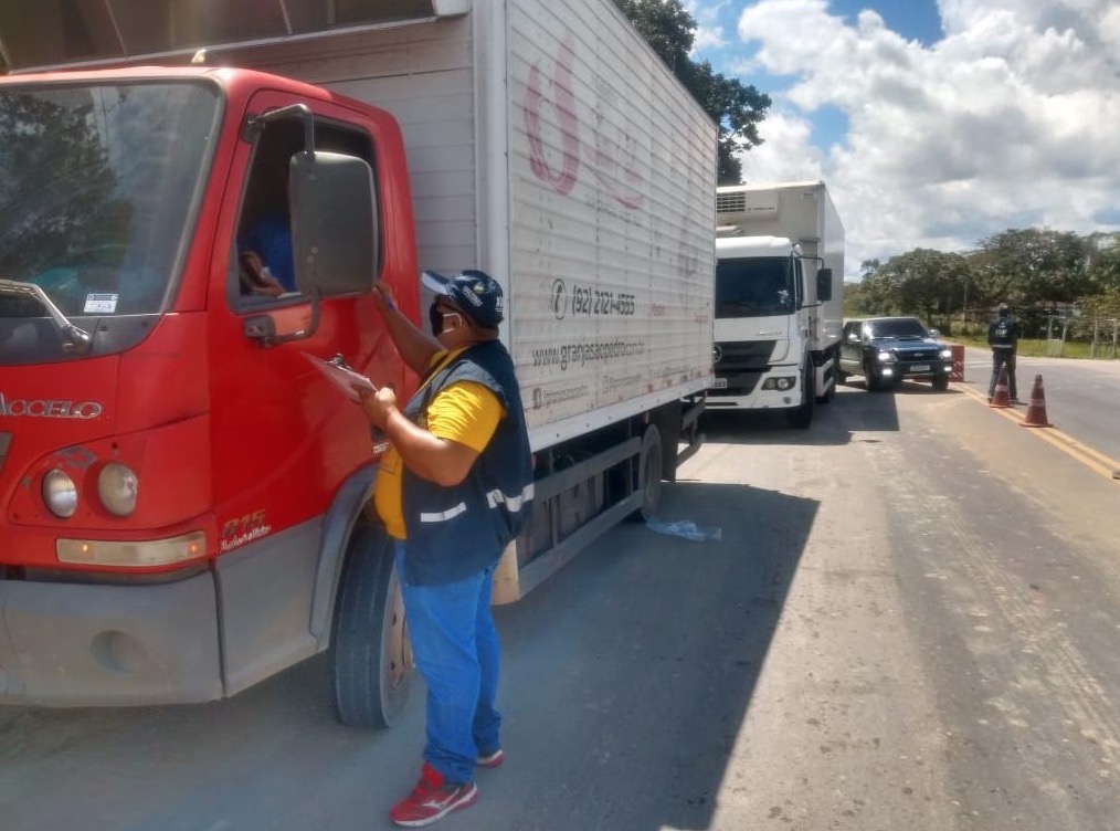 Adaf vistoria 300 veículos, aplica multas e apreende produtos irregulares em Manaus