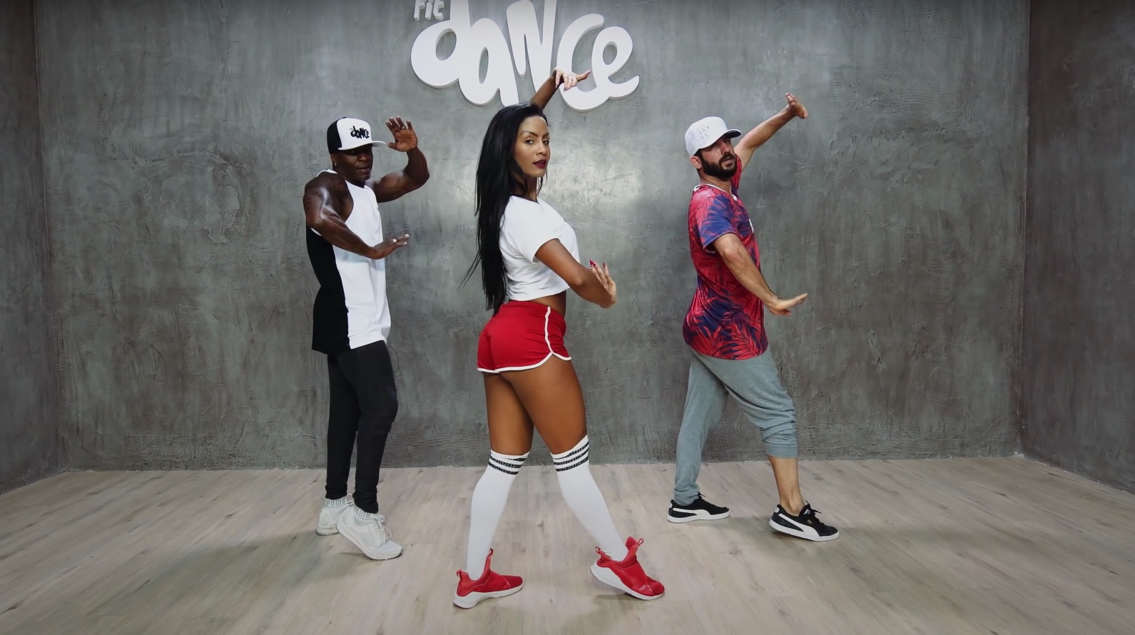 Mãe de ex-FitDance detona empresa: 'é uma escravidão, ela perdeu o brilho nos olhos'