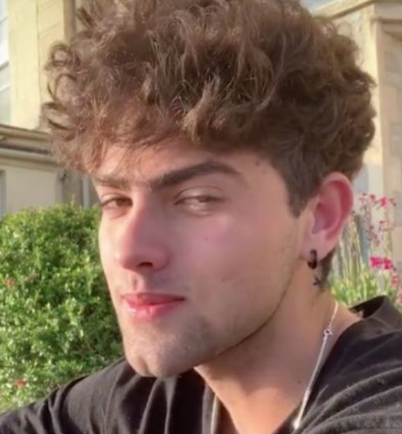 Tiktoker Mário Jr. desabafa sobre entrevista no Pânico e fala sobre vida na Inglaterra