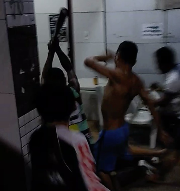 Vídeos chocantes mostram assaltante assassinado a tijoladas e pauladas em Manaus