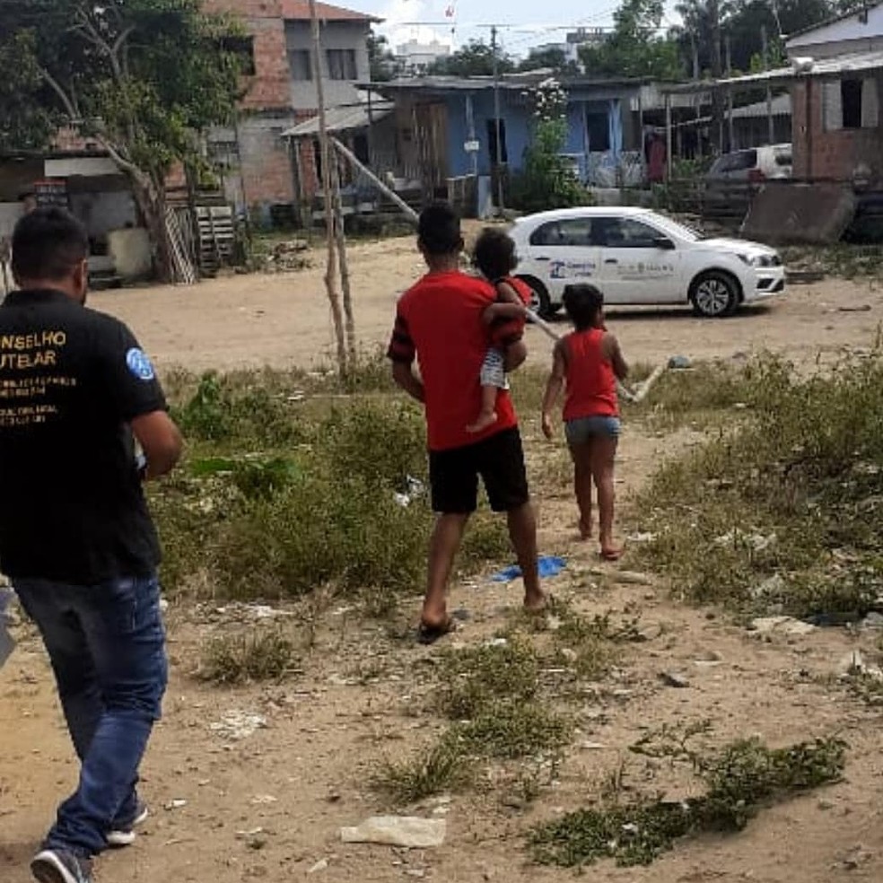 Irmãos são resgatados em Manaus após mãe sumir por uma semana 