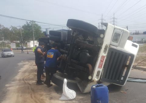 Carreta tomba ao tentar desviar de carros em avenida de Manaus 
