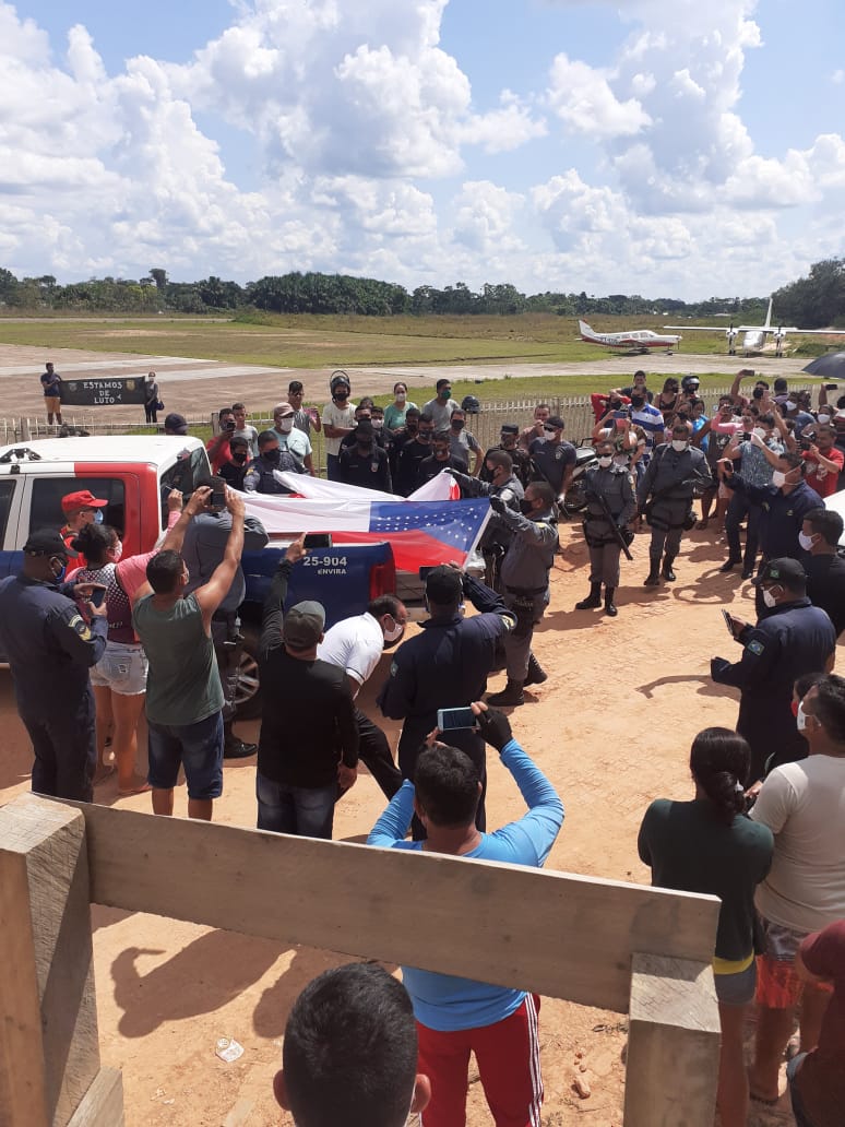 Vídeo: Corpos de policiais que morreram durante operação em rio são trazidos a Manaus