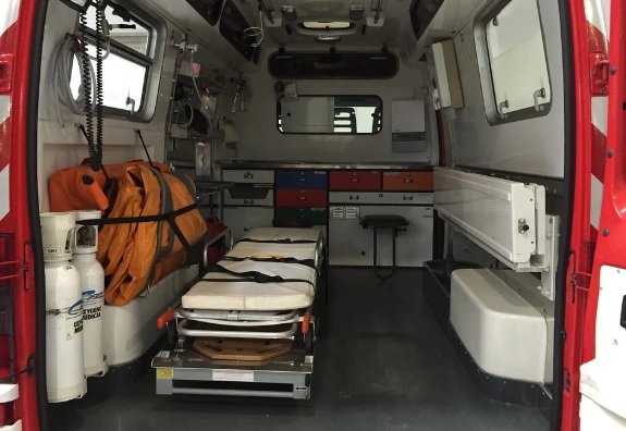 Homem é levado para hospital após queda, recebe alta e é atropelado por moto