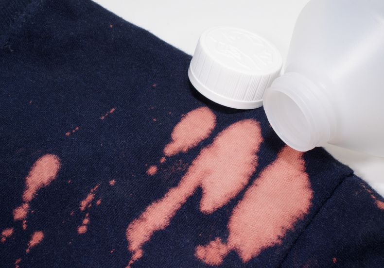 Veja as melhores formas de resolver manchas de água sanitária na roupa